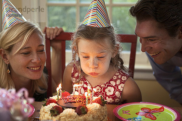 Eltern  die den Geburtstag ihrer Tochter zu Hause feiern