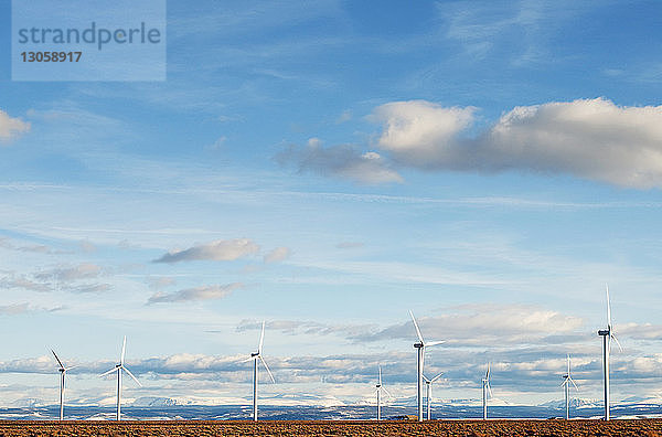 Windturbinen gegen blauen Himmel an einem sonnigen Tag