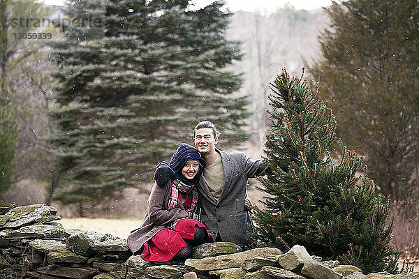 Porträt eines glücklichen Paares im Wald im Winter