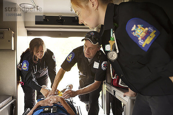 Rettungsteam behandelt Patient im Krankenwagen