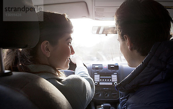 Im Auto sitzendes Ehepaar