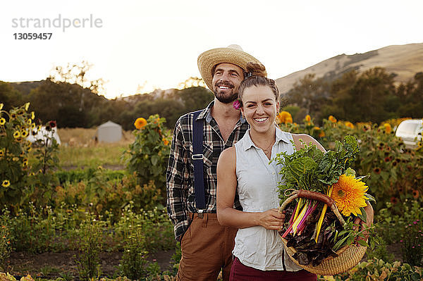 Lächelndes Paar auf dem Bauernhof