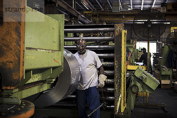 Arbeiter an Maschinen in der Metallindustrie
