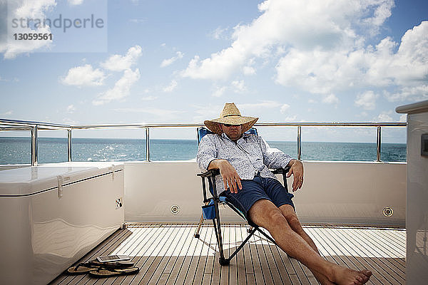 Mann entspannt sich auf Yacht