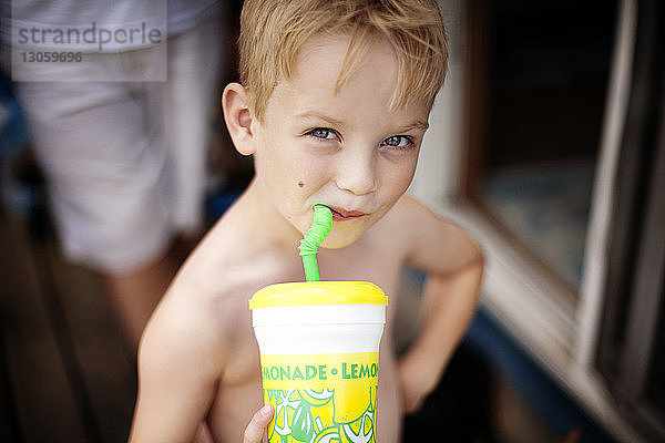 Porträt eines Limonade trinkenden Jungen