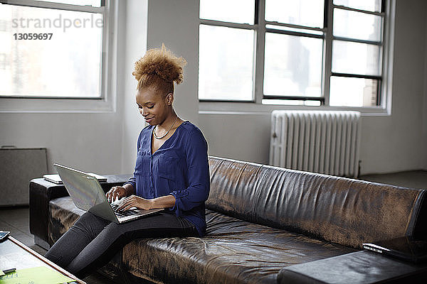 Geschäftsfrau benutzt Laptop im Kreativbüro