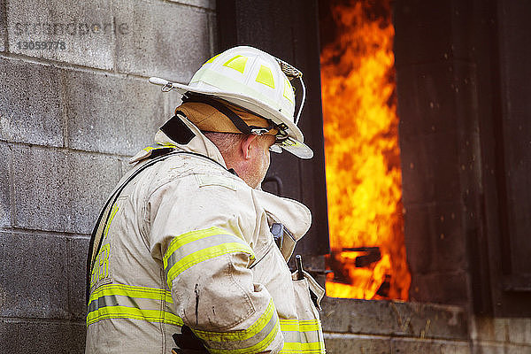 Feuerwehrmann an der Wand stehend