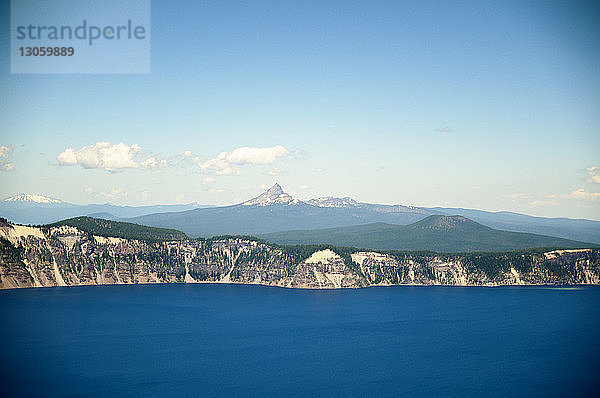 Landschaftliche Ansicht des Crater Lake Nationalparks gegen den Himmel