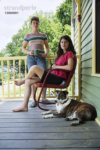 Porträt einer Hündin mit Hund auf der Veranda