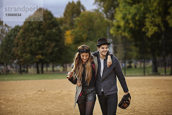 Fröhliches Paar auf dem Spielfeld