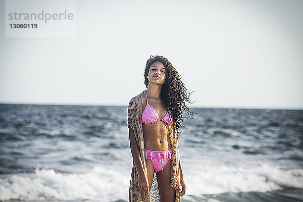 Porträt eines Mädchens im Bikini im Meer stehend