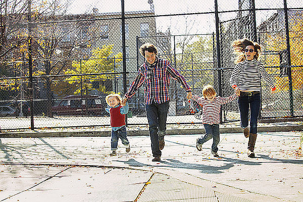 Glückliche Familie läuft im Park
