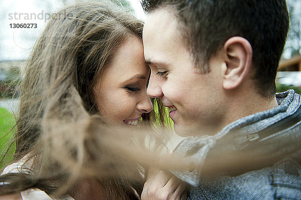 Nahaufnahme eines glücklichen Paares bei einer Romanze im Freien
