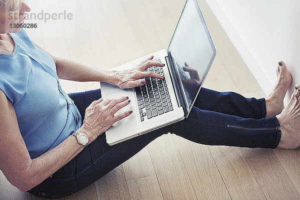 Hochwinkelansicht einer älteren Frau mit Laptop-Computer zu Hause