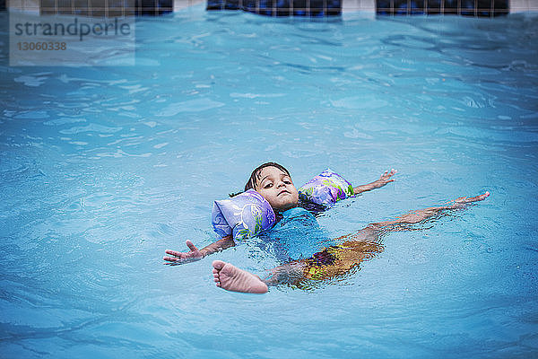 Porträt eines im Wasser schwimmenden Jungen