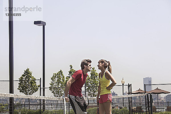 Stehendes Paar auf dem Tennisplatz