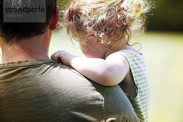 Nahaufnahme eines Vaters mit Tochter im Park