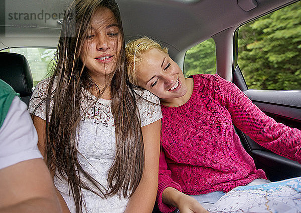 Freunde reisen im Auto