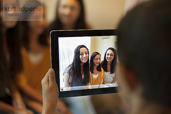 Beschnittenes Bild eines Jungen  der Geschwister auf einem Tablet-Computer fotografiert
