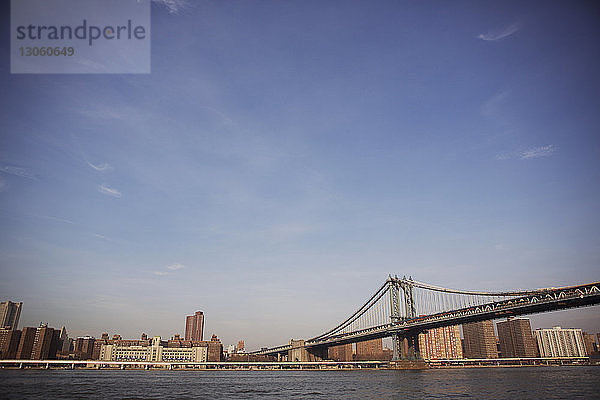 Manhattan-Brücke über den East River in New York City vor blauem Himmel