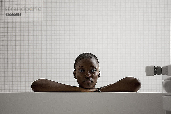 Porträt einer im Badezimmer sitzenden Frau
