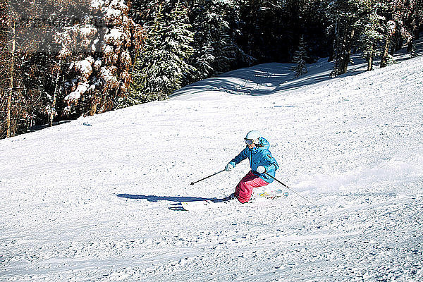 Frau beim Skifahren auf schneebedecktem Feld