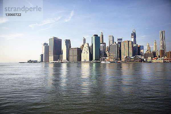 Szenische Ansicht von East River und modernen Gebäuden gegen den Himmel