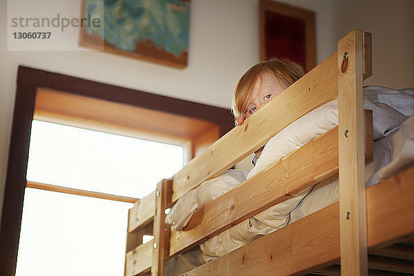 Porträt eines Jungen in der Koje zu Hause