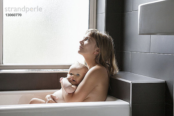 Mutter entspannt sich mit Tochter in der Badewanne