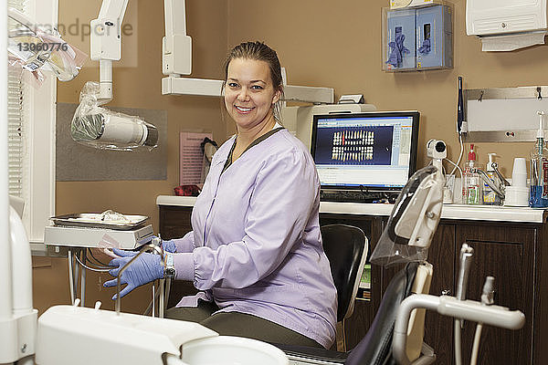 Porträt eines glücklichen Arztes in einer Zahnarztpraxis