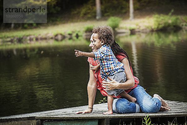 Mutter und Sohn schauen zum See weg