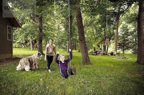 Mutter und Tochter spielen im Park