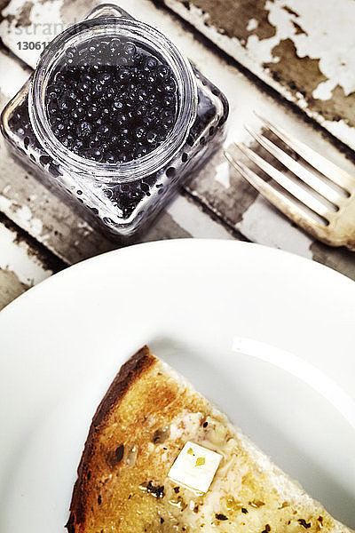 Draufsicht auf Brot im Teller von Blaubeeren auf dem Tisch