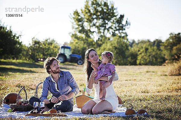 Familie genießt Picknick an einem sonnigen Tag