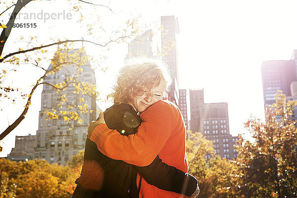Glückliches junges Paar umarmt sich im Central Park an einem sonnigen Tag