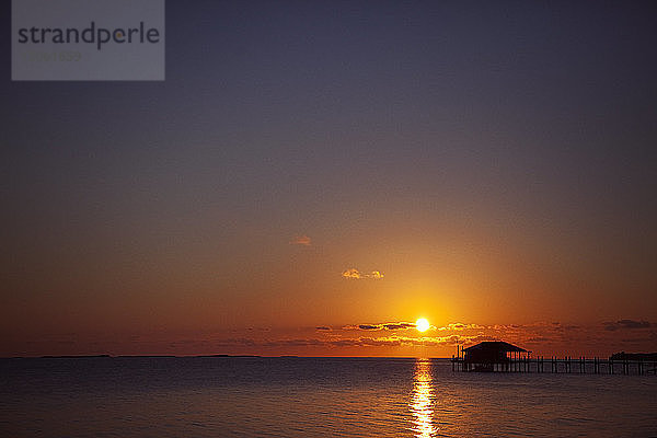 Silhouetten-Pier über dem Meer gegen den Himmel bei Sonnenuntergang