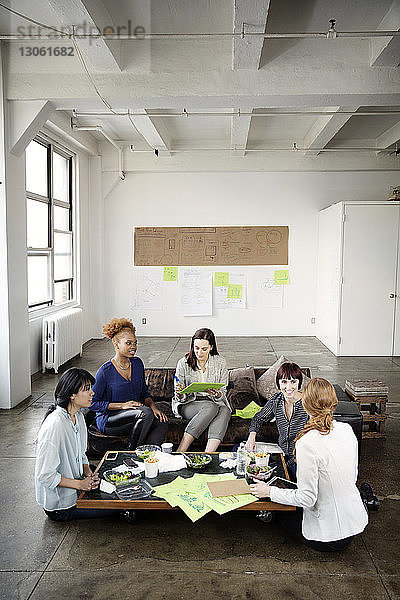 Geschäftsfrauen diskutieren im kreativen Büro