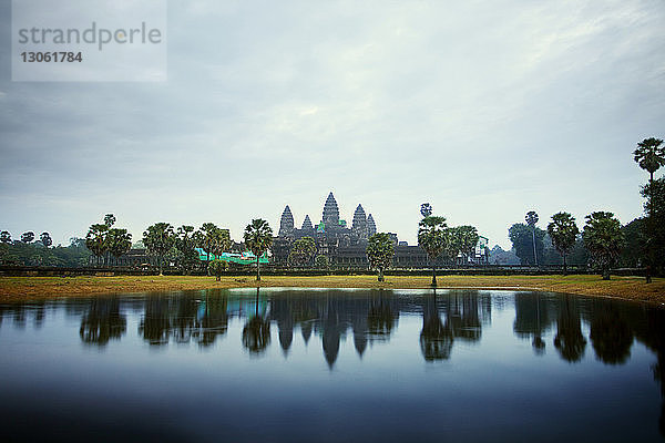 Angkor Wat Reflexion im See gegen den Himmel