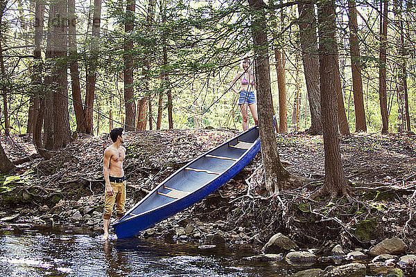 Ehepaar mit Ruderboot im Wald stehend