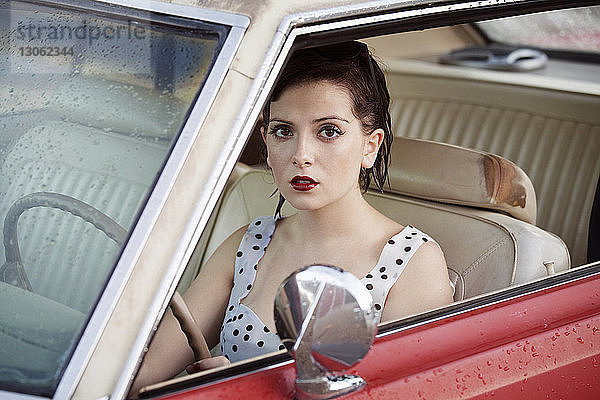 Porträt einer Frau im Auto