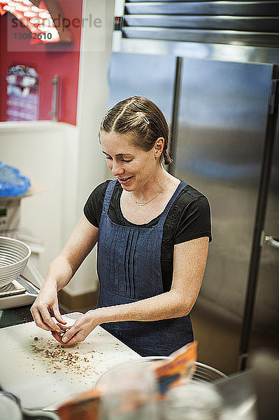 Hochwinkelansicht einer Frau  die in einer Großküche arbeitet
