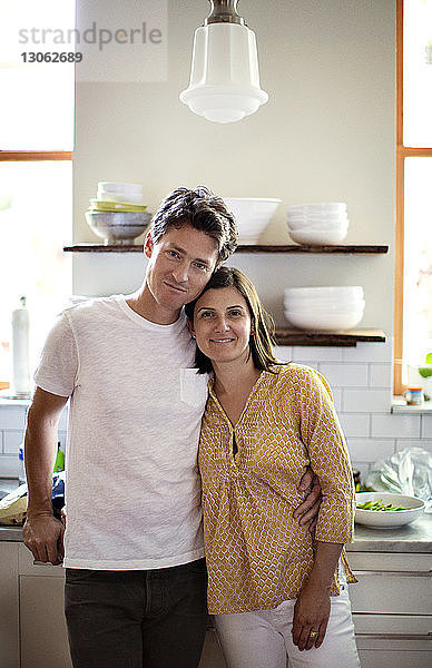 Porträt eines in der Küche stehenden glücklichen Paares