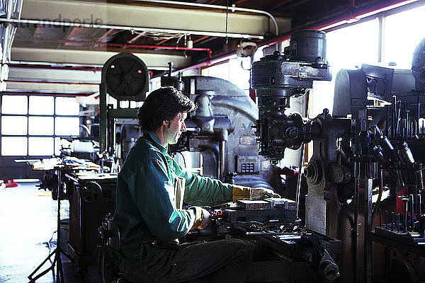 Mensch mit Maschinen in der Werkstatt