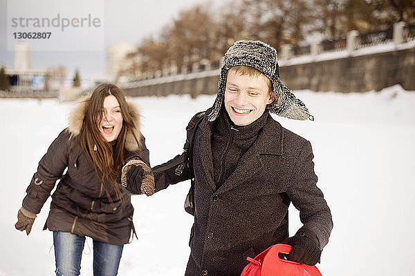 Glücklicher Mann hält im Park die Hand seiner Freundin