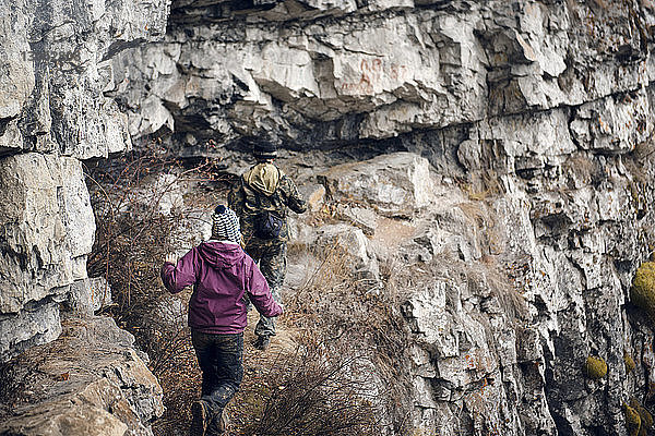 Rückansicht von Freunden beim Bergwandern