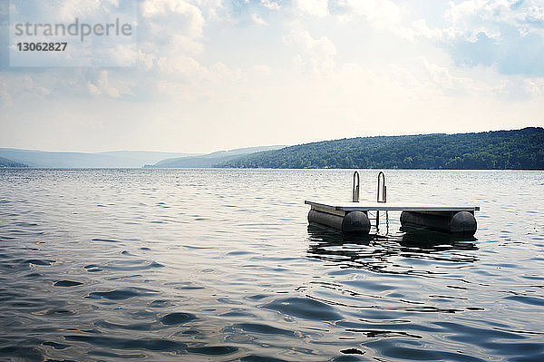 Schwimmende Plattform auf See gegen den Himmel