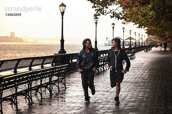Freunde joggen auf der Promenade