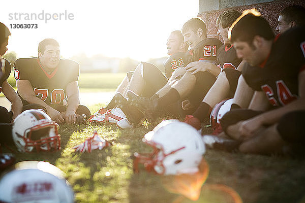 American-Football-Team entspannt sich auf Rasenplatz