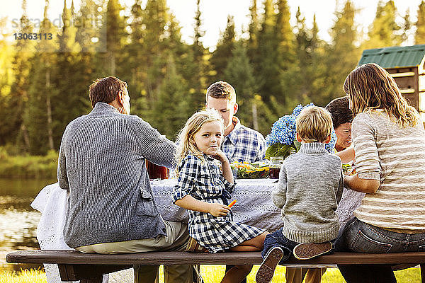 Mehrgenerationen-Familie genießt am Picknicktisch