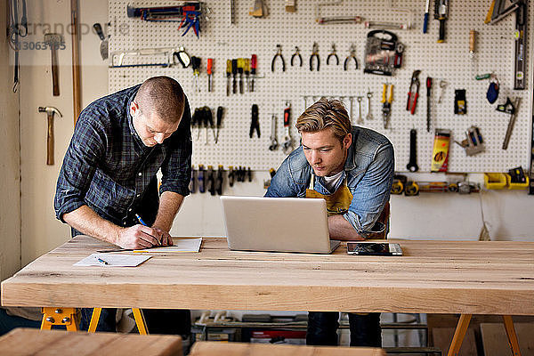 Männliche Schreiner bei der Holzbearbeitung in der Werkstatt